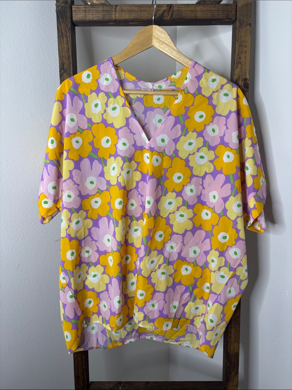 JODIFL Floral V-Neck Top in Yellow, Lavender & White Size M